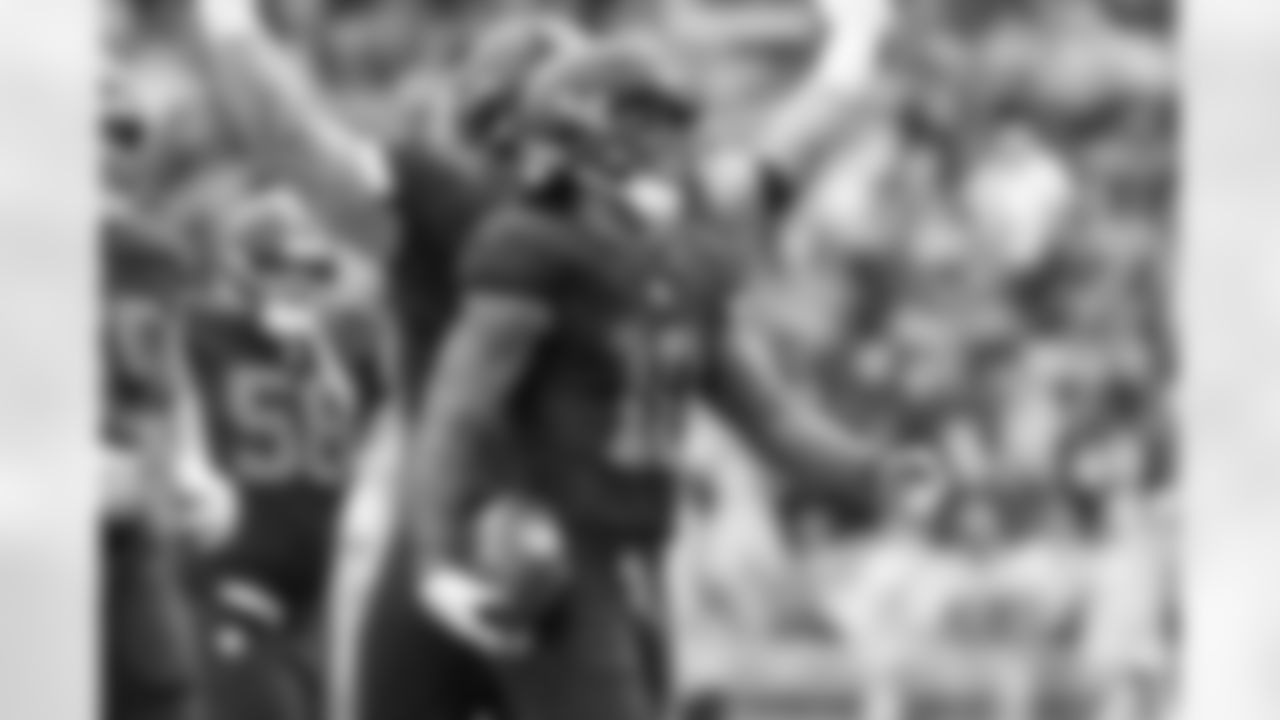 Running back Quinshon Judkins (10) during a NFL football game between the Miami Dolphins and Cleveland Browns on October 19, 2025 at Huntington Bank Field. The Browns won 31-6.