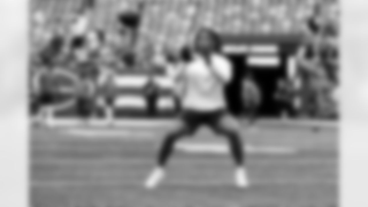 Running back Quinshon Judkins (10) before a NFL football game between the Cleveland Browns and New York Jets on November 9, 2025 at MetLife Stadium.