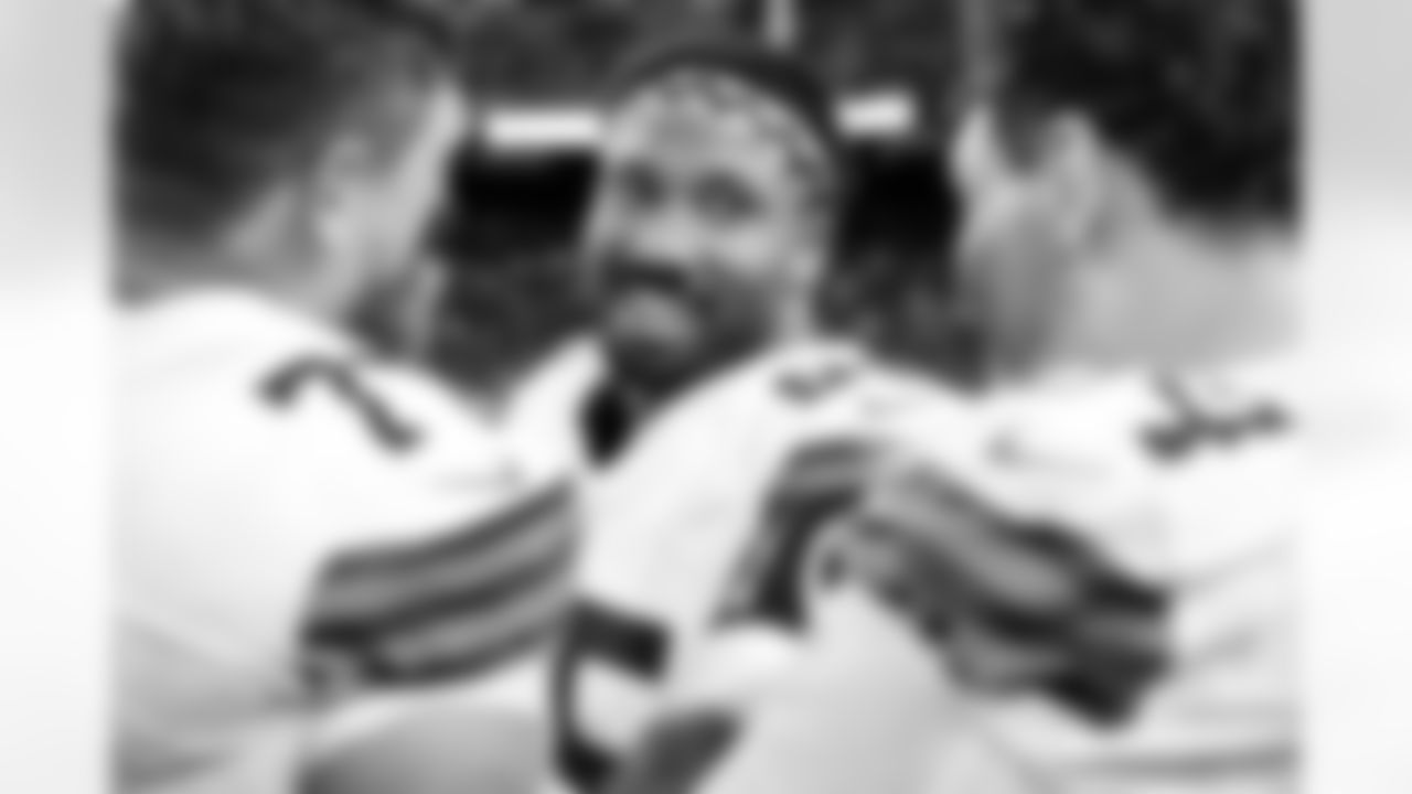 The Browns celebrate after a NFL football game between the Cleveland Browns and Las Vegas Raiders on November 23, 2025 at Allegiant Stadium.