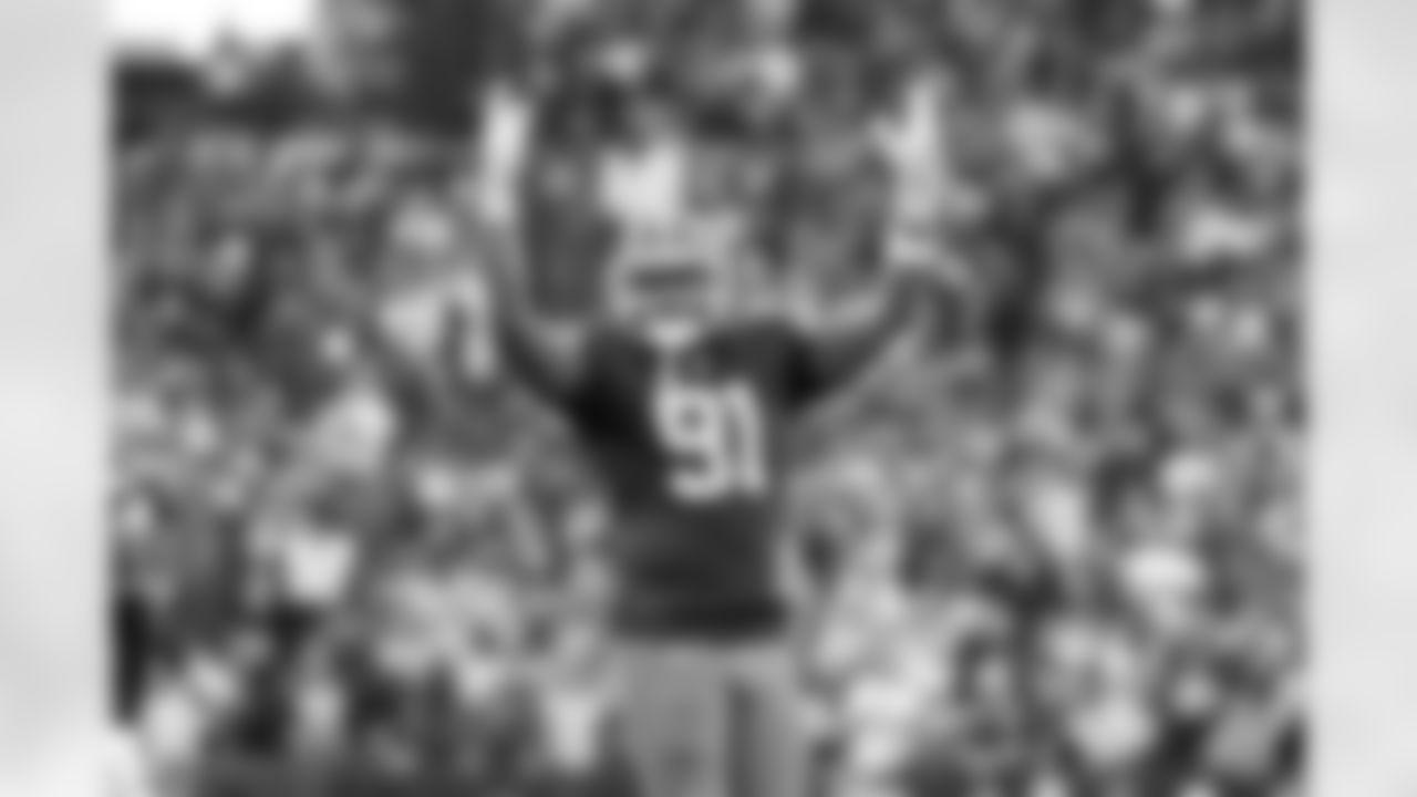 Defensive end Alex Wright (91)