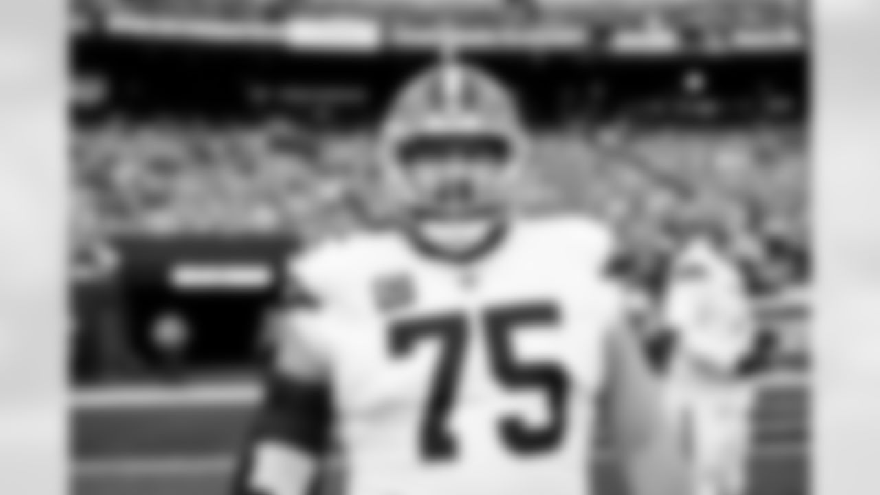 Offensive guard Joel Bitonio (75) before a NFL football game between the Cleveland Browns and New York Jets on November 9, 2025 at MetLife Stadium.