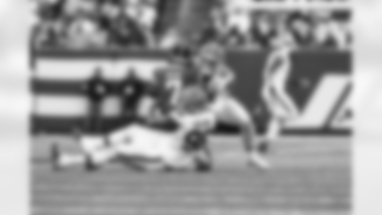 Linebacker Carson Schwesinger (49) and Defensive tackle Maliek Collins (96) during a NFL football game between the Cleveland Browns and New York Jets on November 9, 2025 at MetLife Stadium.