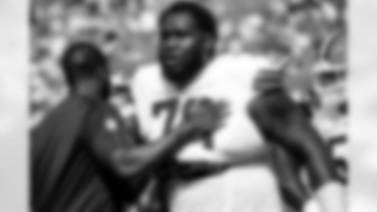 Offensive tackle Dawand Jones (79)