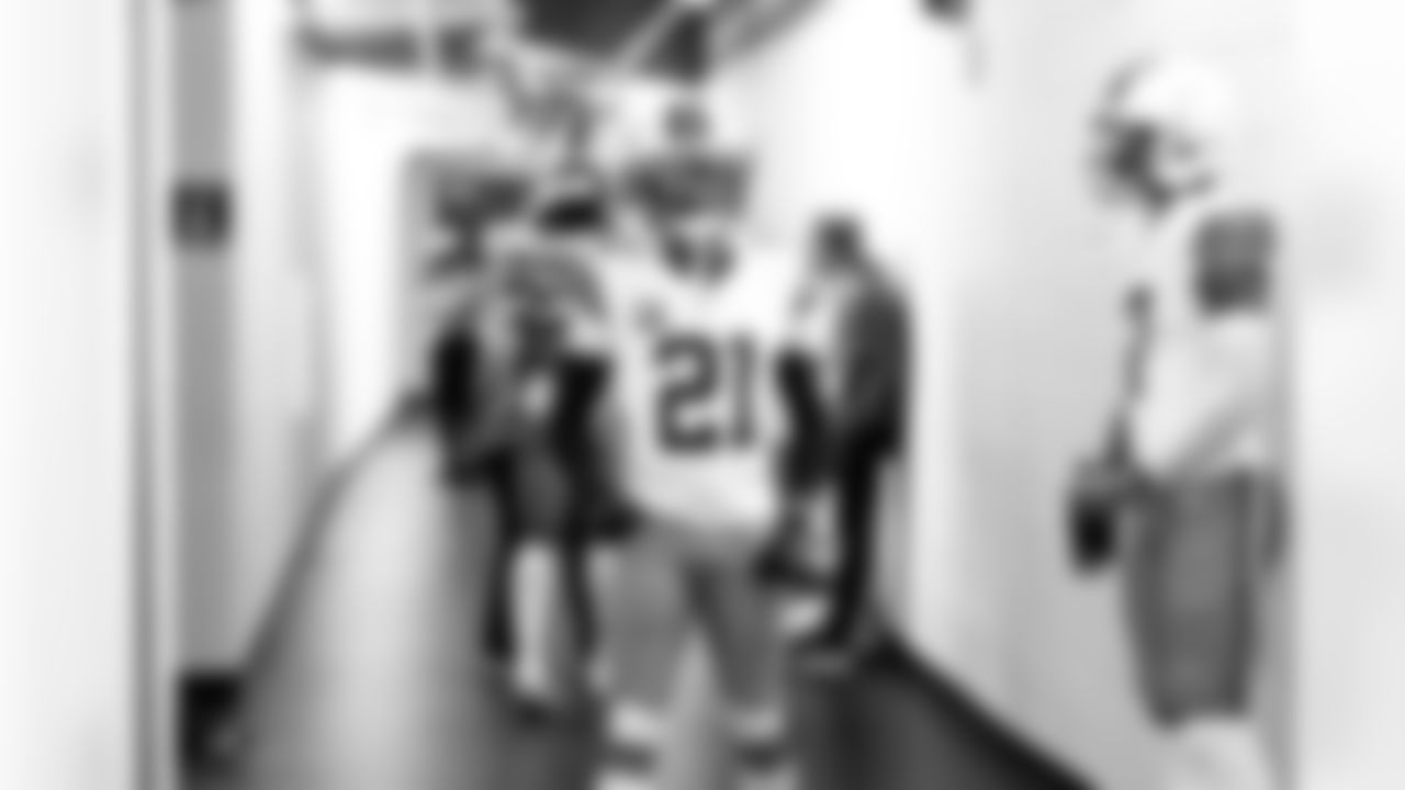 Cornerback Denzel Ward (21) before a NFL football game between the Cleveland Browns and Las Vegas Raiders on November 23, 2025 at Allegiant Stadium.