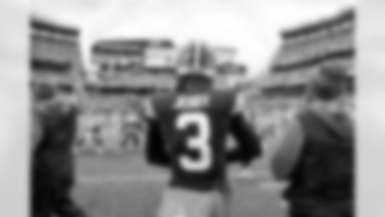 Wide receiver Jerry Jeudy (3) before a NFL football game between the Baltimore Ravens and Cleveland Browns on November 16, 2025 at Huntington Bank Field.