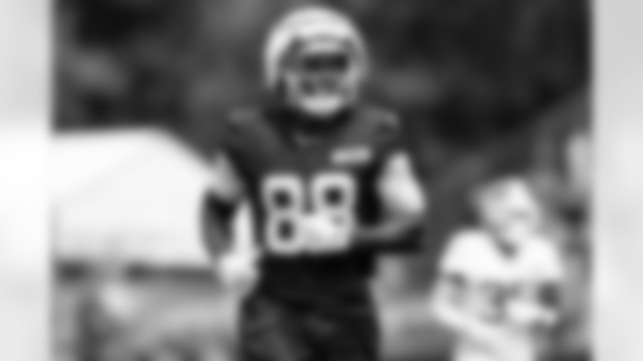 Tight end Harold Fannin Jr. (88)