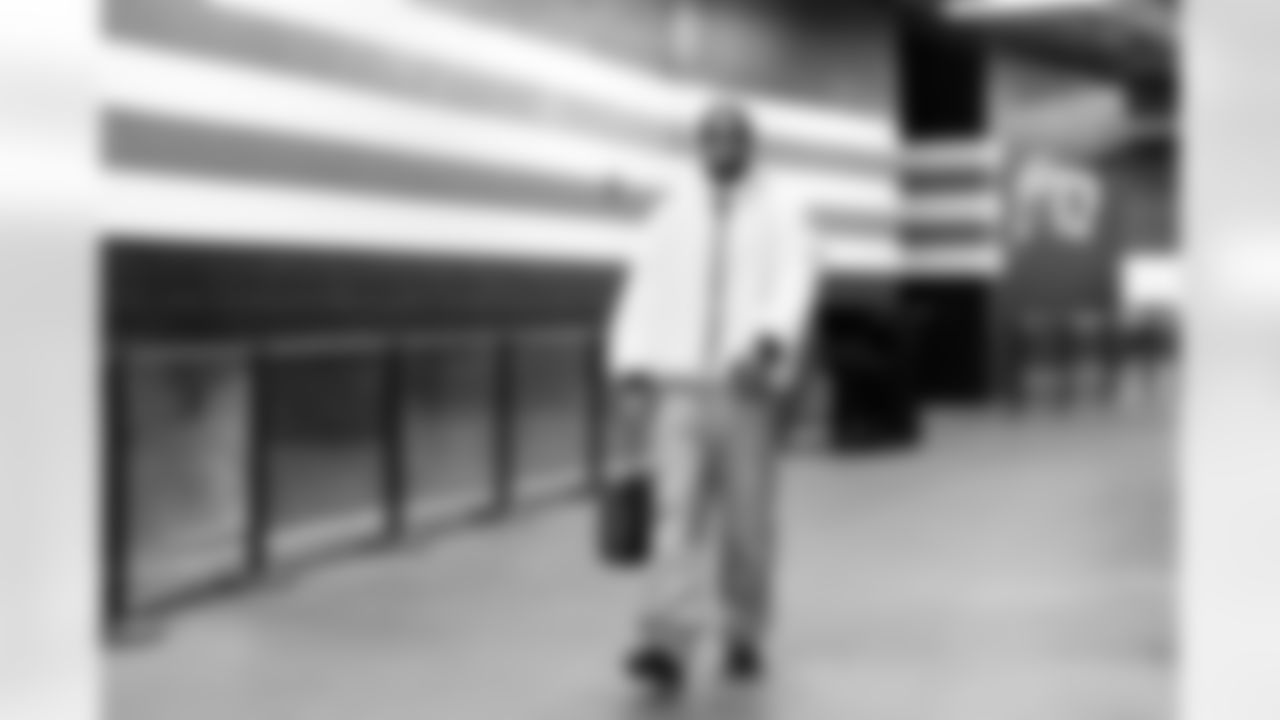 Cornerback Denzel Ward (21) before a NFL football game between the Pittsburgh Steelers and Cleveland Browns on December 28, 2025 at Huntington Bank Field.