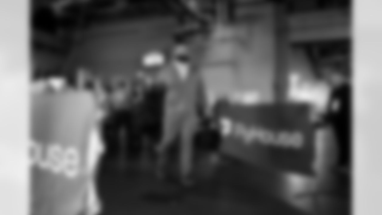 Offensive guard Joel Bitonio (75) before a NFL football game between the Cleveland Browns and New York Jets on November 9, 2025 at MetLife Stadium.