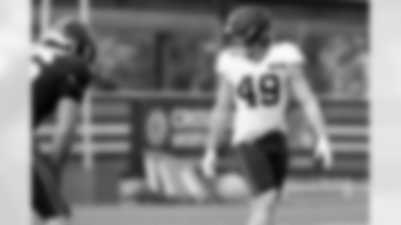 Linebacker Carson Schwesinger (49) during practice at CrossCountry Mortgage Campus on October 15, 2025.