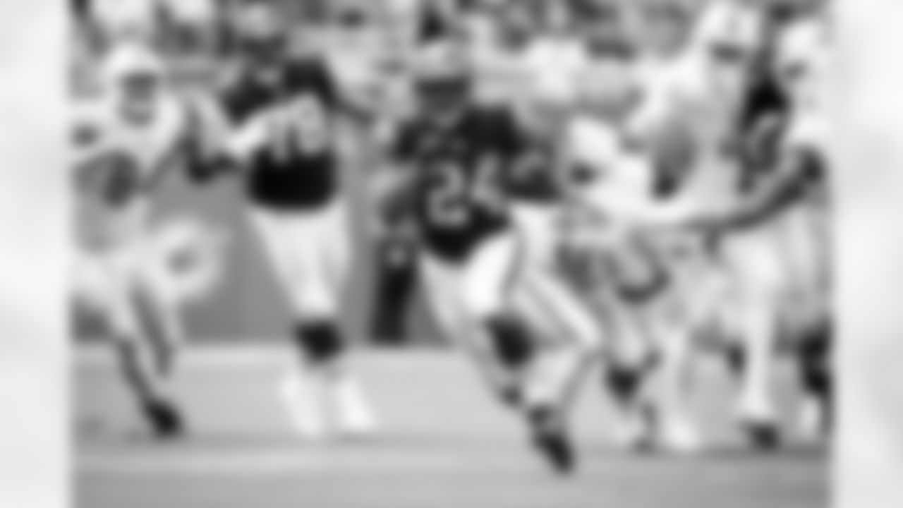 Running back Nick Chubb (24) during a NFL football game between the Cleveland Browns and Miami Dolphins on November 13, 2022 at Hard Rock Stadium. The Browns lost 17-39.