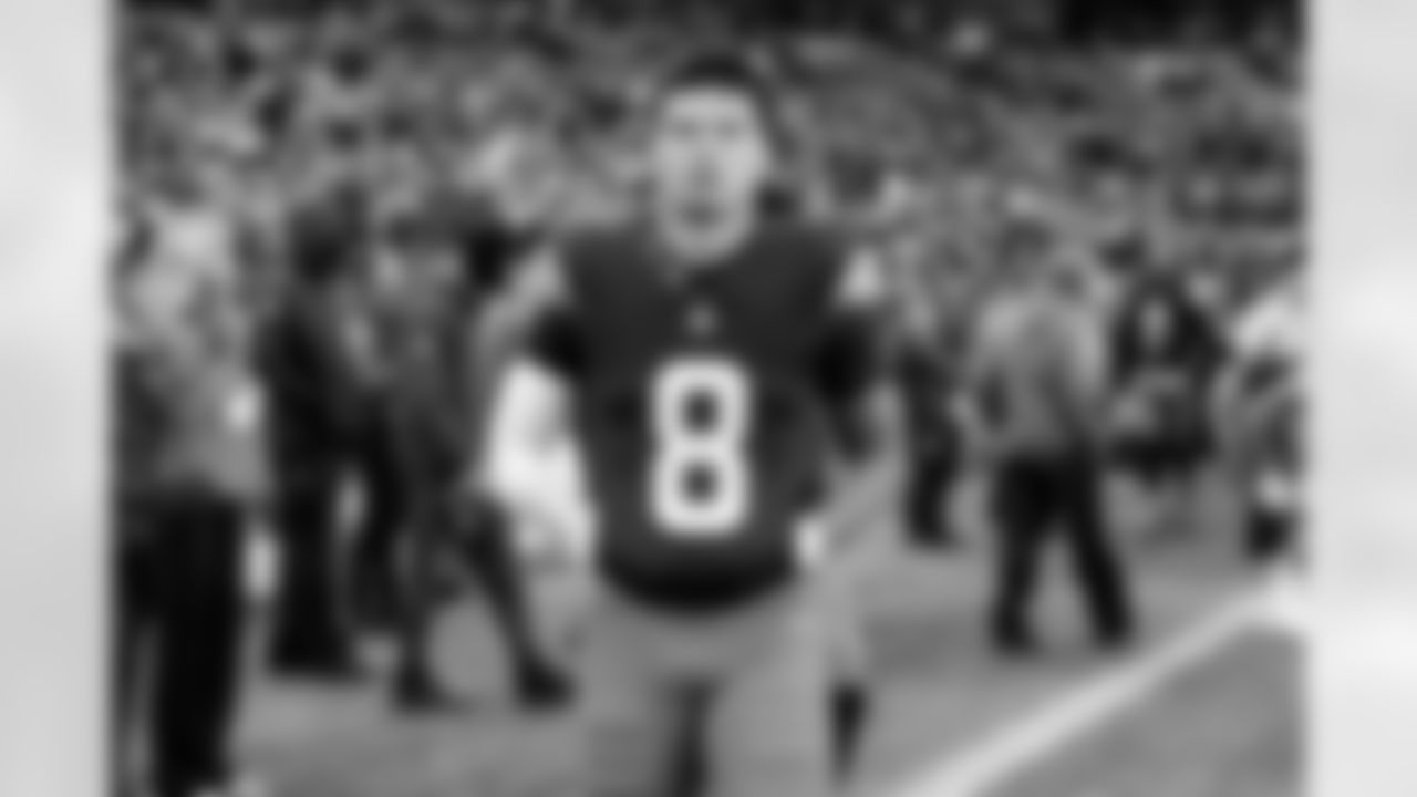 Quarterback Dillon Gabriel (8)