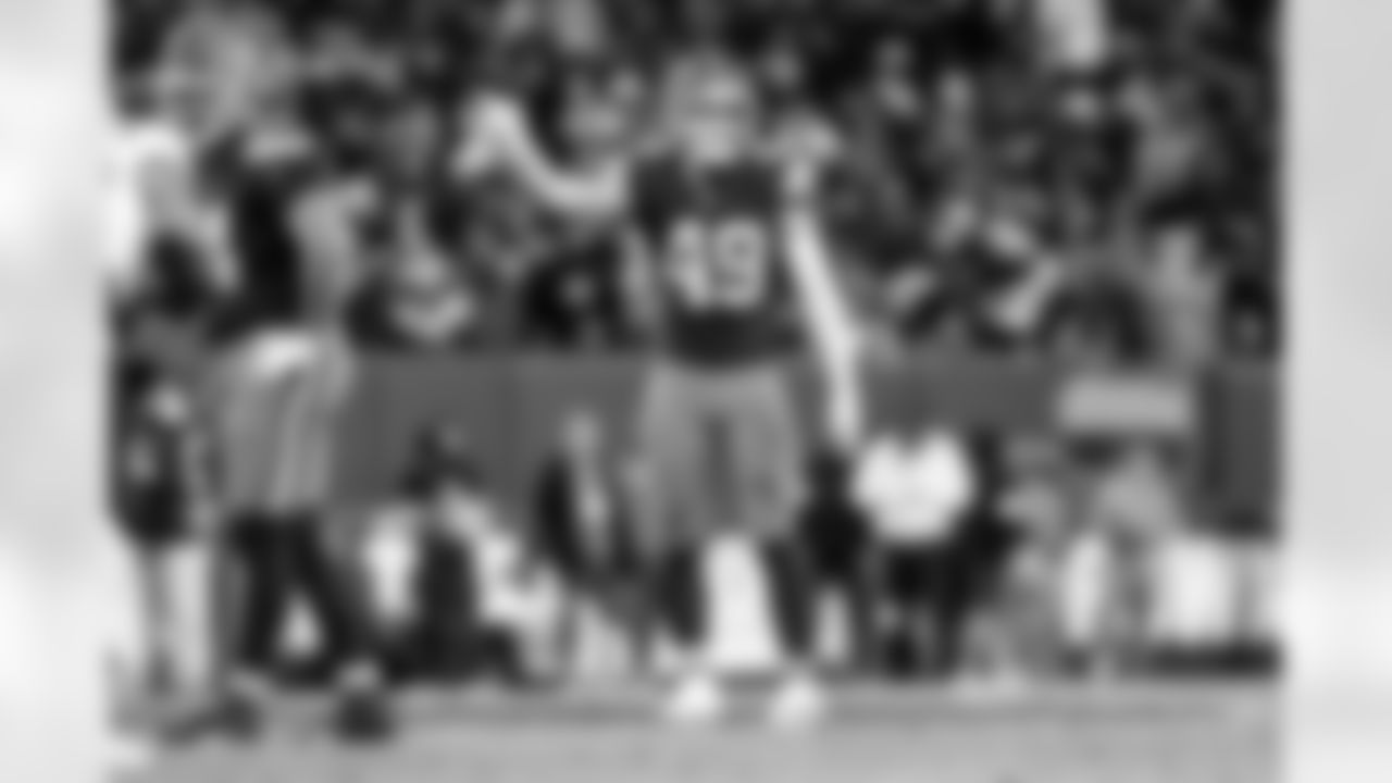 Linebacker Carson Schwesinger (49) during a NFL football game between the Baltimore Ravens and Cleveland Browns on November 16, 2025 at Huntington Bank Field. The Browns lost 16-23.