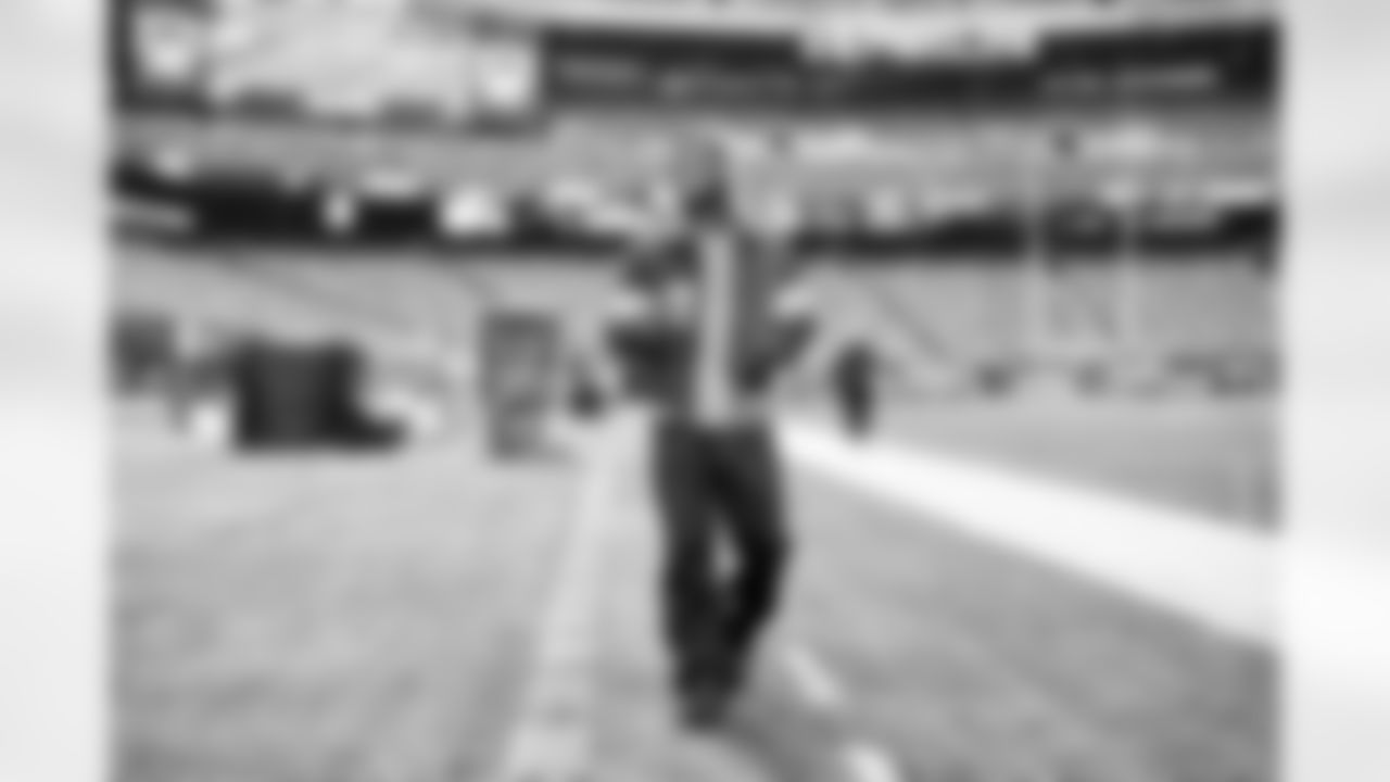 Cornerback Denzel Ward (21) before a NFL football game between the Cleveland Browns and New York Jets on November 9, 2025 at MetLife Stadium.