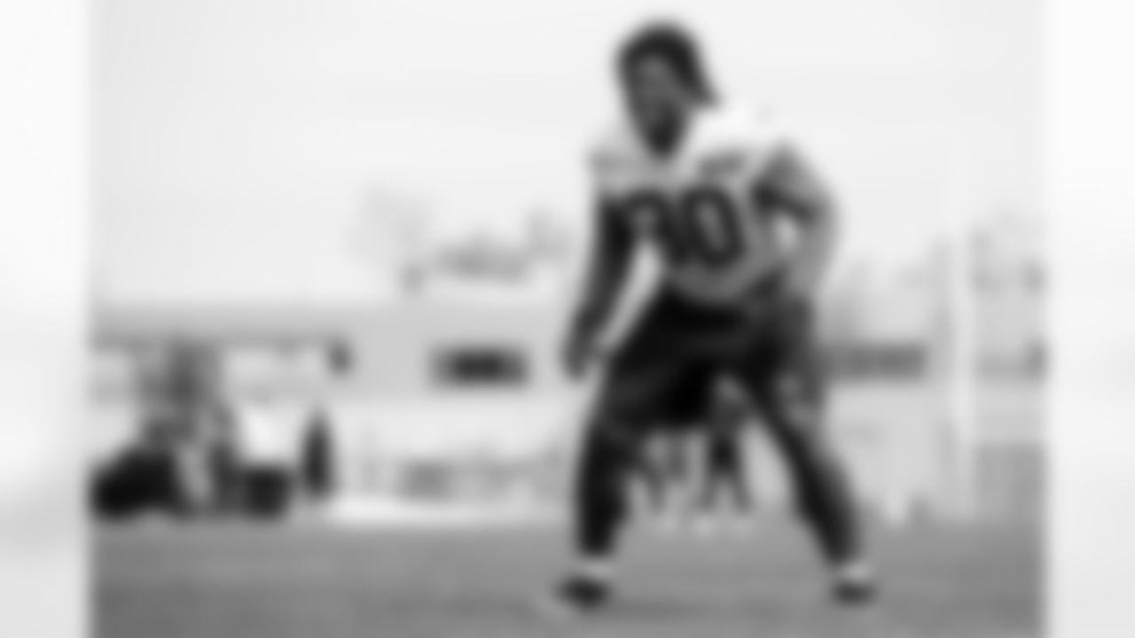 Linebacker Devin Bush (30)