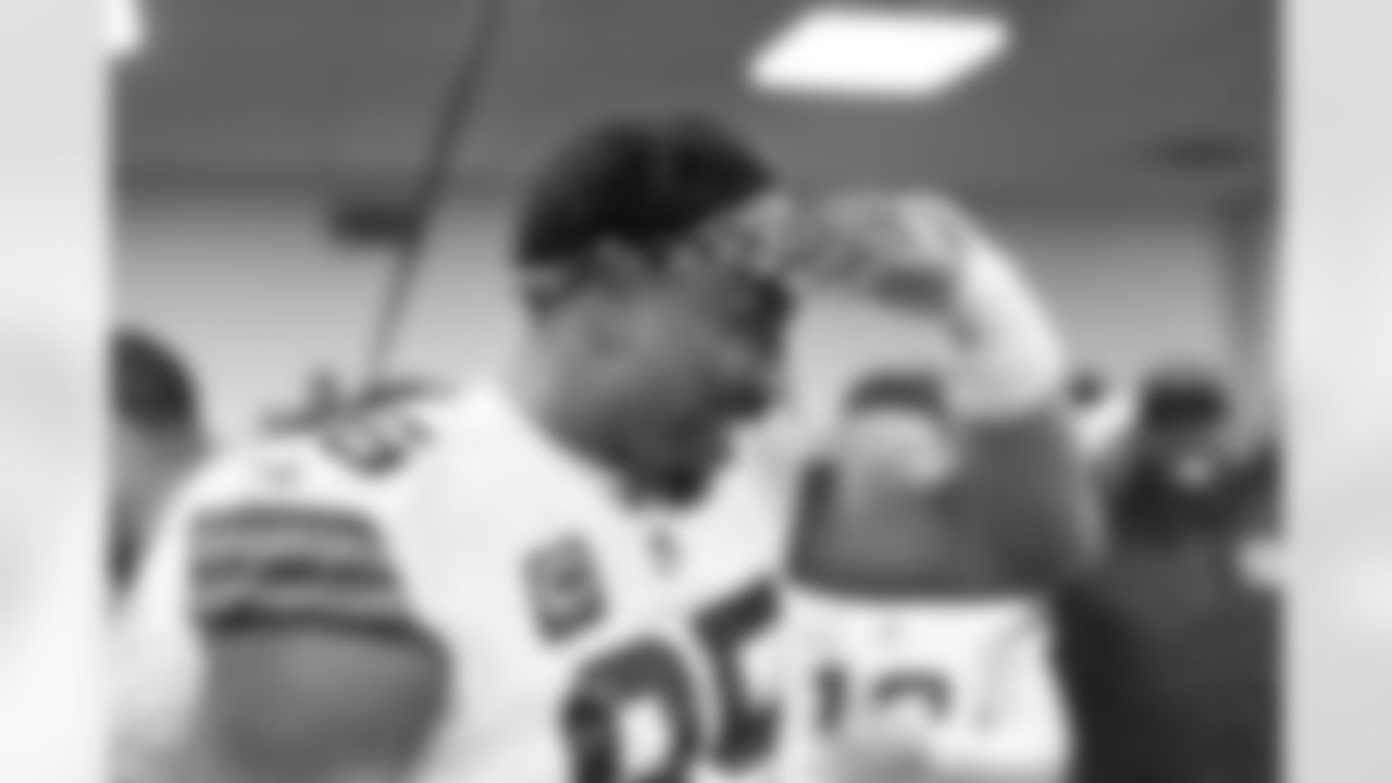 The Browns celebrate after a NFL football game between the Cleveland Browns and Cincinnati Bengals on January 4, 2026 at Paycor Stadium.