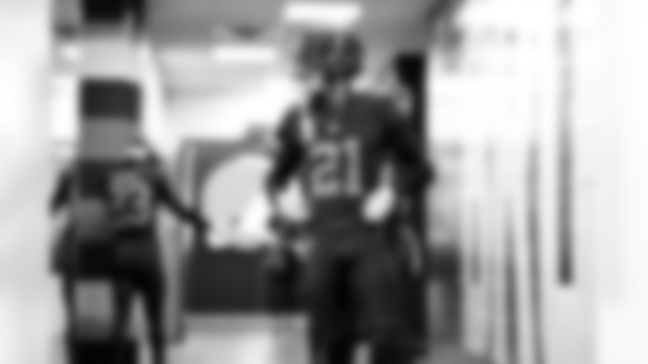 Cornerback Denzel Ward (21) before a NFL football game between the Miami Dolphins and Cleveland Browns on October 19, 2025 at Huntington Bank Field.