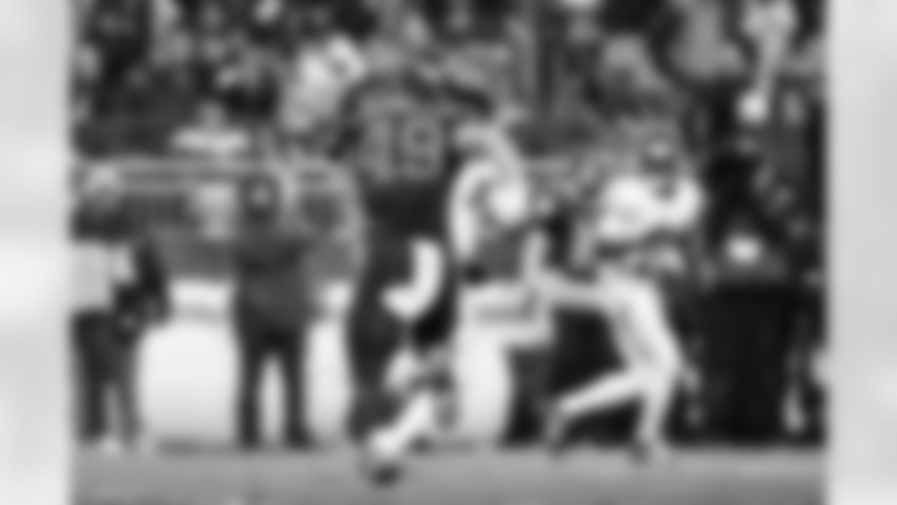 Linebacker Carson Schwesinger (49) during a NFL football game between the Tennessee Titans and Cleveland Browns on December 7, 2025 at Huntington Bank Field.