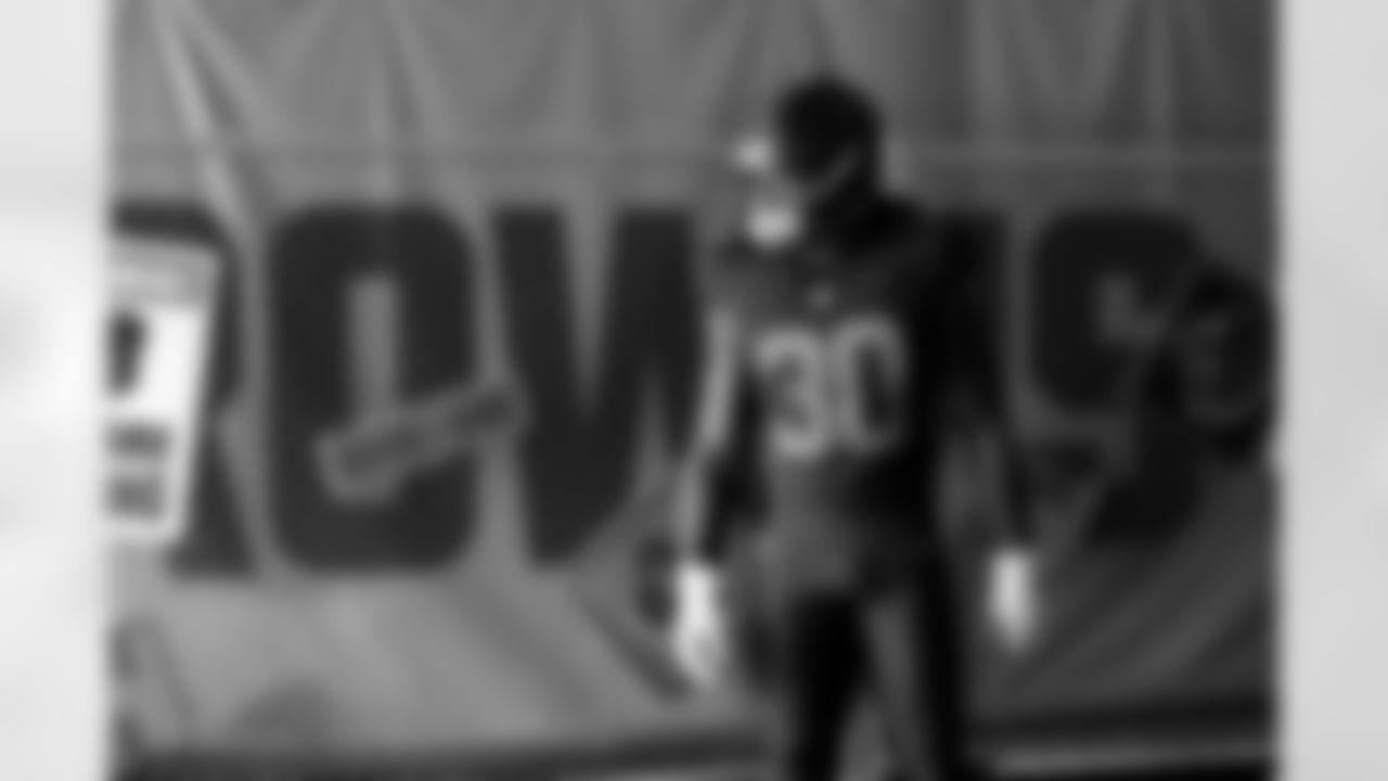 Linebacker Devin Bush (30) before a NFL football game between the Green Bay Packers and Cleveland Browns on September 21, 2025 at Huntington Bank Field. The Browns won 13-10.