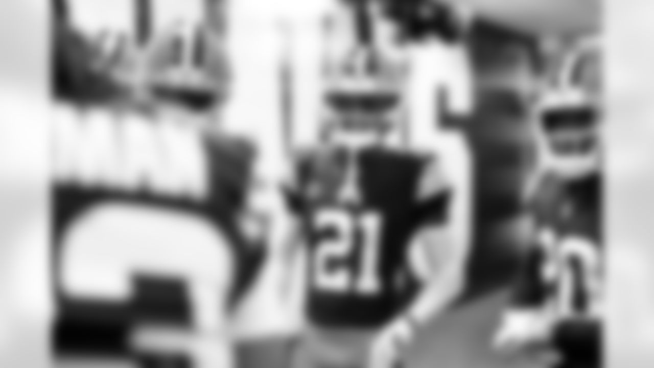 Cornerback Denzel Ward (21) before a NFL football game between the Pittsburgh Steelers and Cleveland Browns on December 28, 2025 at Huntington Bank Field.