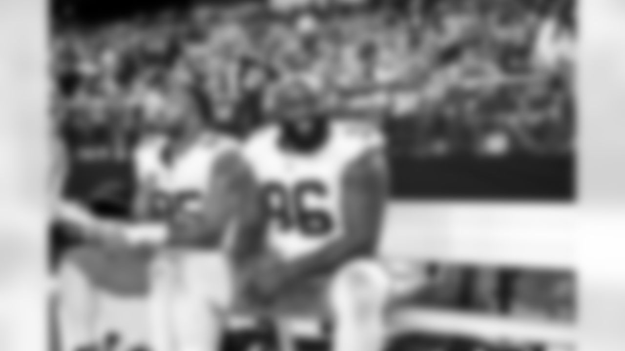 The Browns celebrate after a NFL football game between the Cleveland Browns and Las Vegas Raiders on November 23, 2025 at Allegiant Stadium.