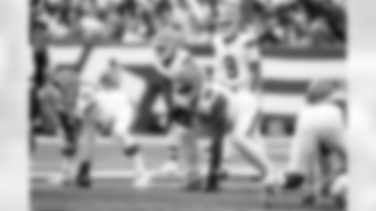 Offensive tackle Cam Robinson (68) and Offensive guard Joel Bitonio (75) during a NFL football game between the Cleveland Browns and New York Jets on November 9, 2025 at MetLife Stadium.