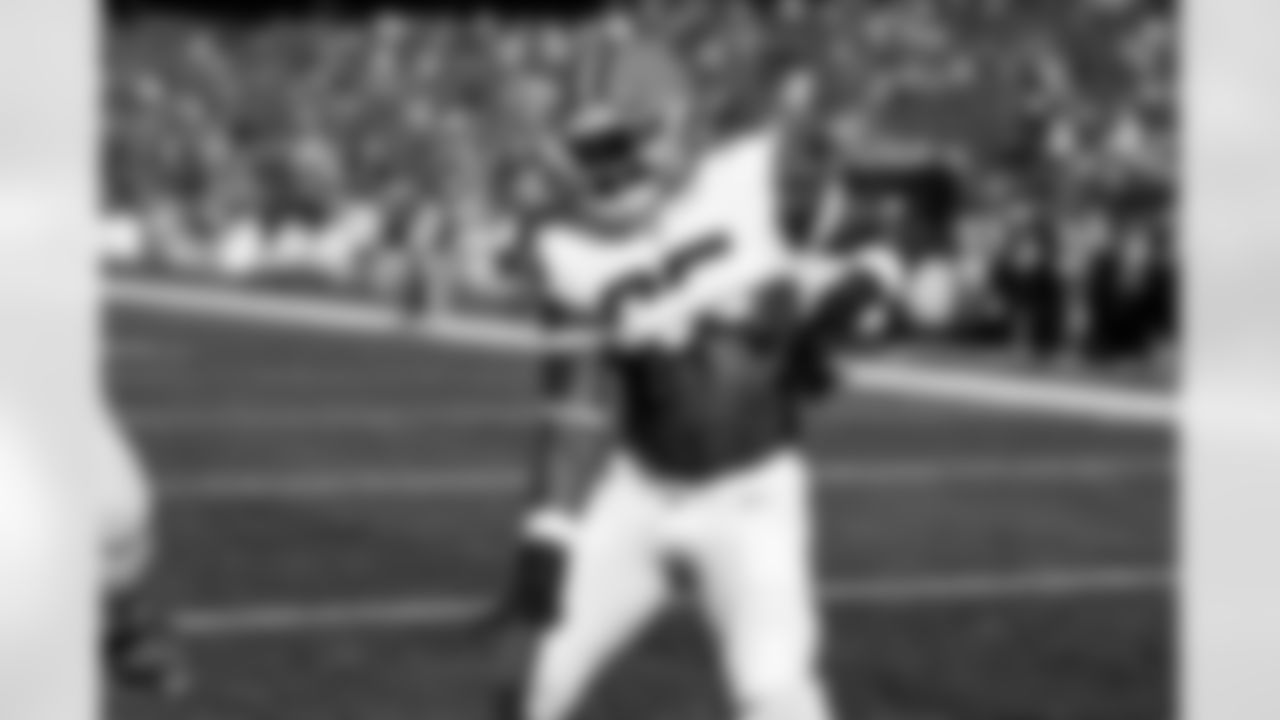 Tight end David Njoku (85) before a NFL football game between the Cleveland Browns and New England Patriots on October 26, 2025 at Gillette Stadium.