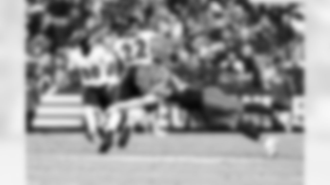 Linebacker Carson Schwesinger (49) during a NFL football game between the Baltimore Ravens and Cleveland Browns on November 16, 2025 at Huntington Bank Field.