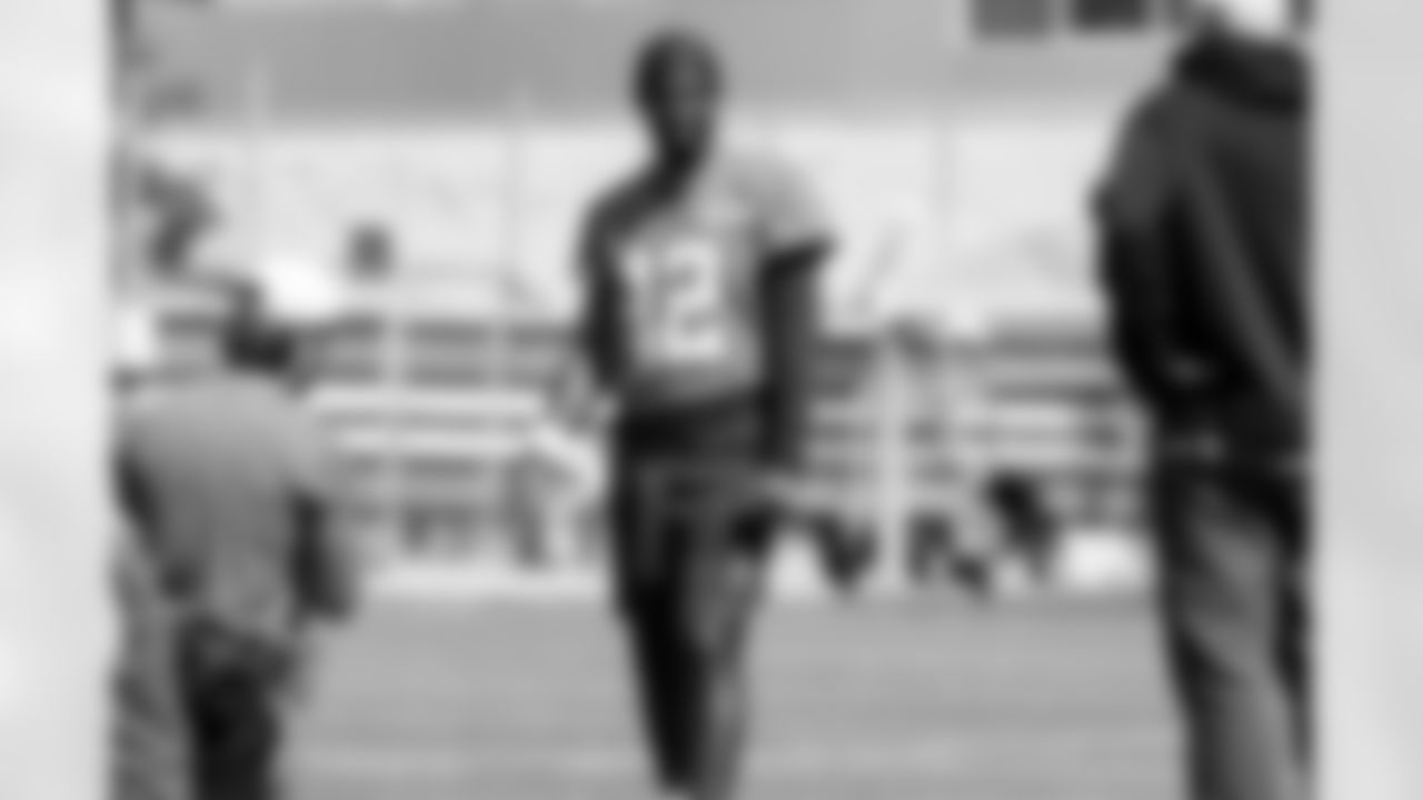 Quarterback Shedeur Sanders (12)