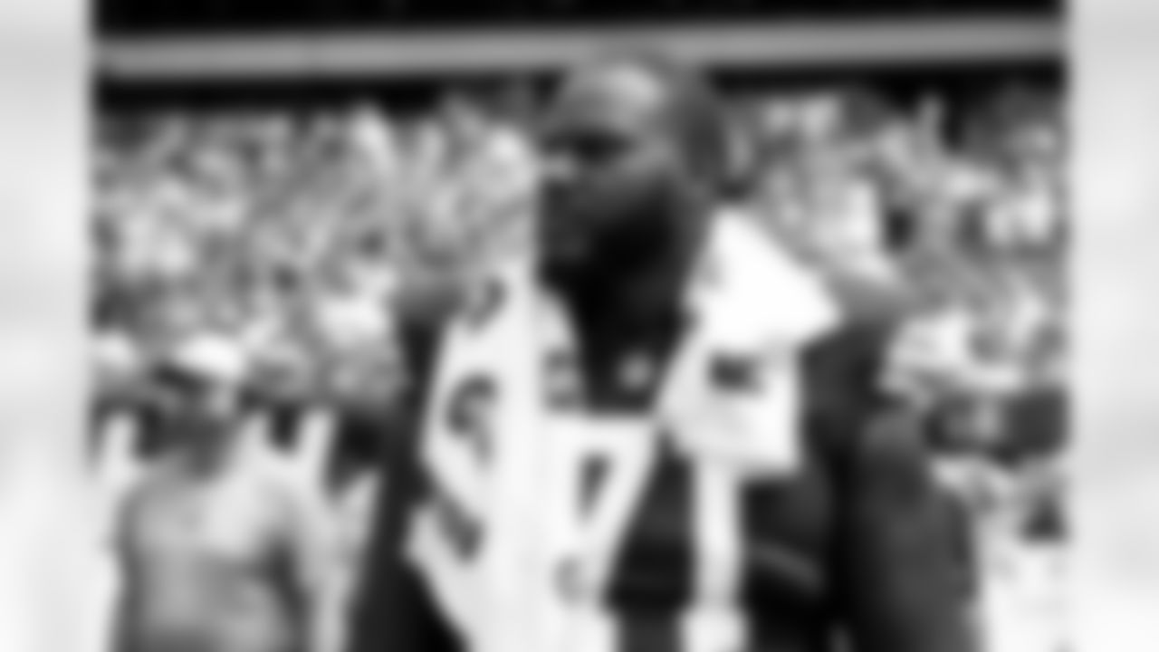 Offensive tackle Cornelius Lucas (71)