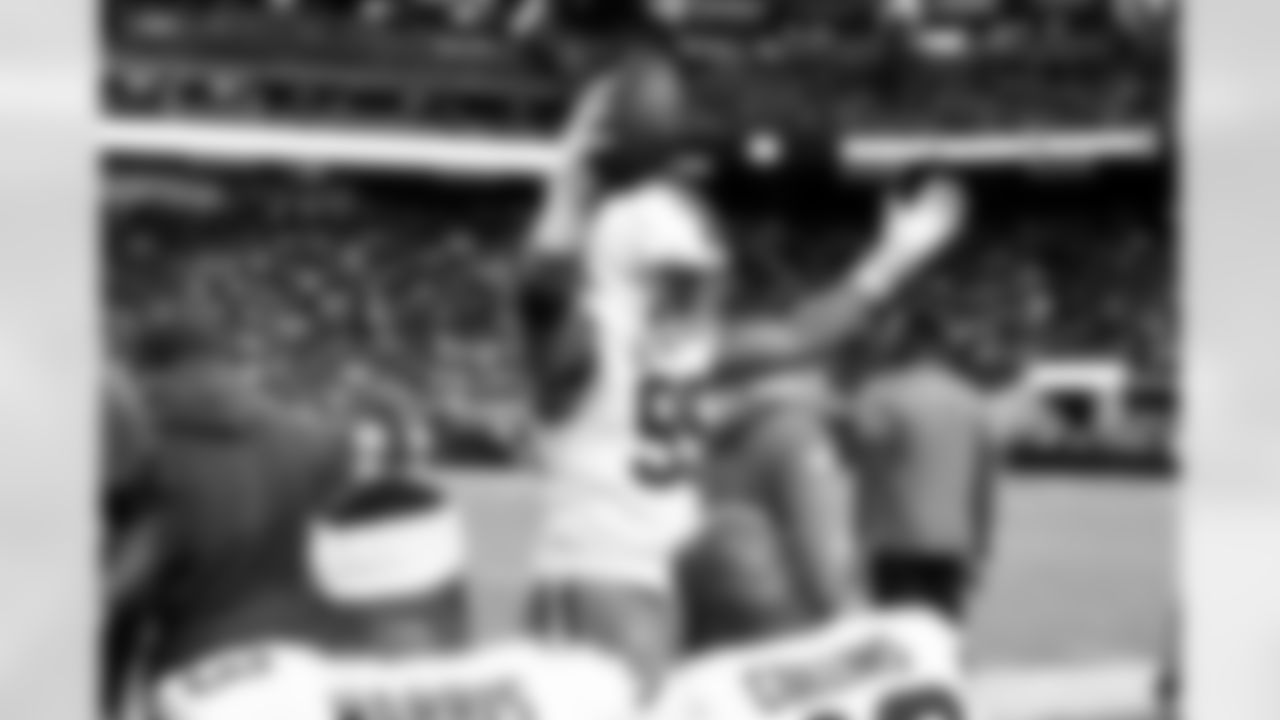 The Browns celebrate after a NFL football game between the Cleveland Browns and Las Vegas Raiders on November 23, 2025 at Allegiant Stadium.