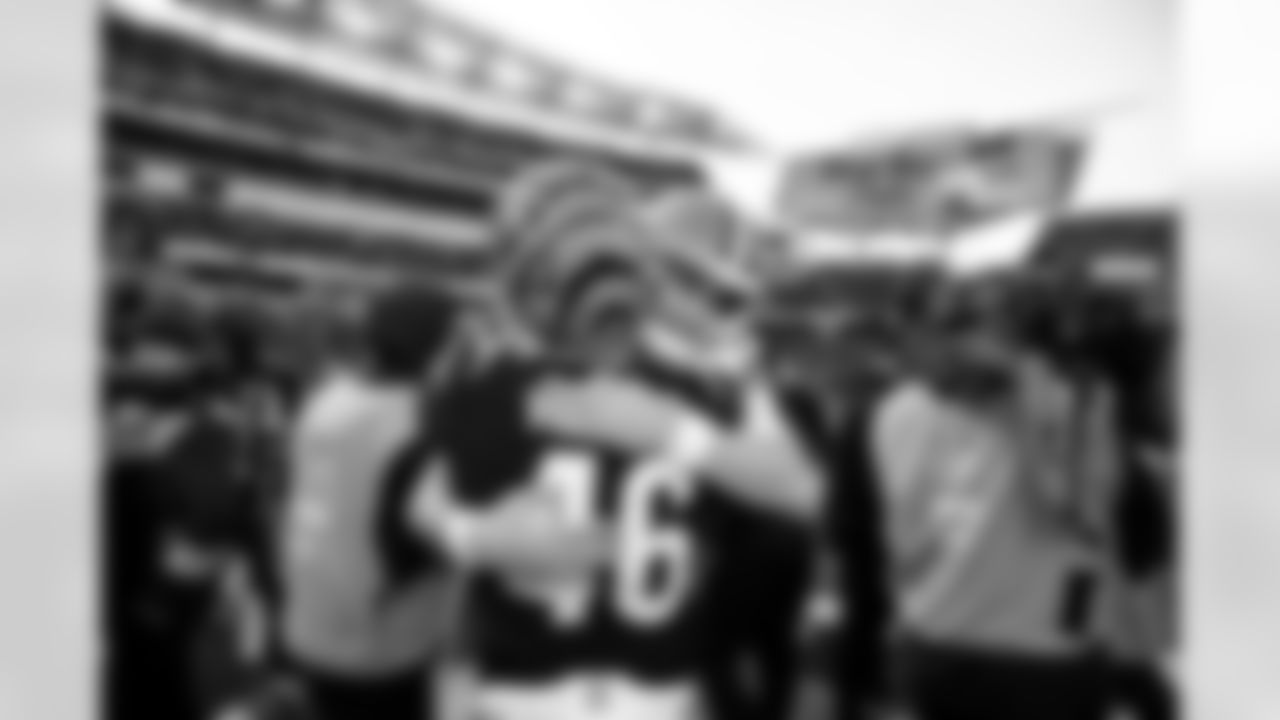 The Browns celebrate after a NFL football game between the Cleveland Browns and Cincinnati Bengals on January 4, 2026 at Paycor Stadium.