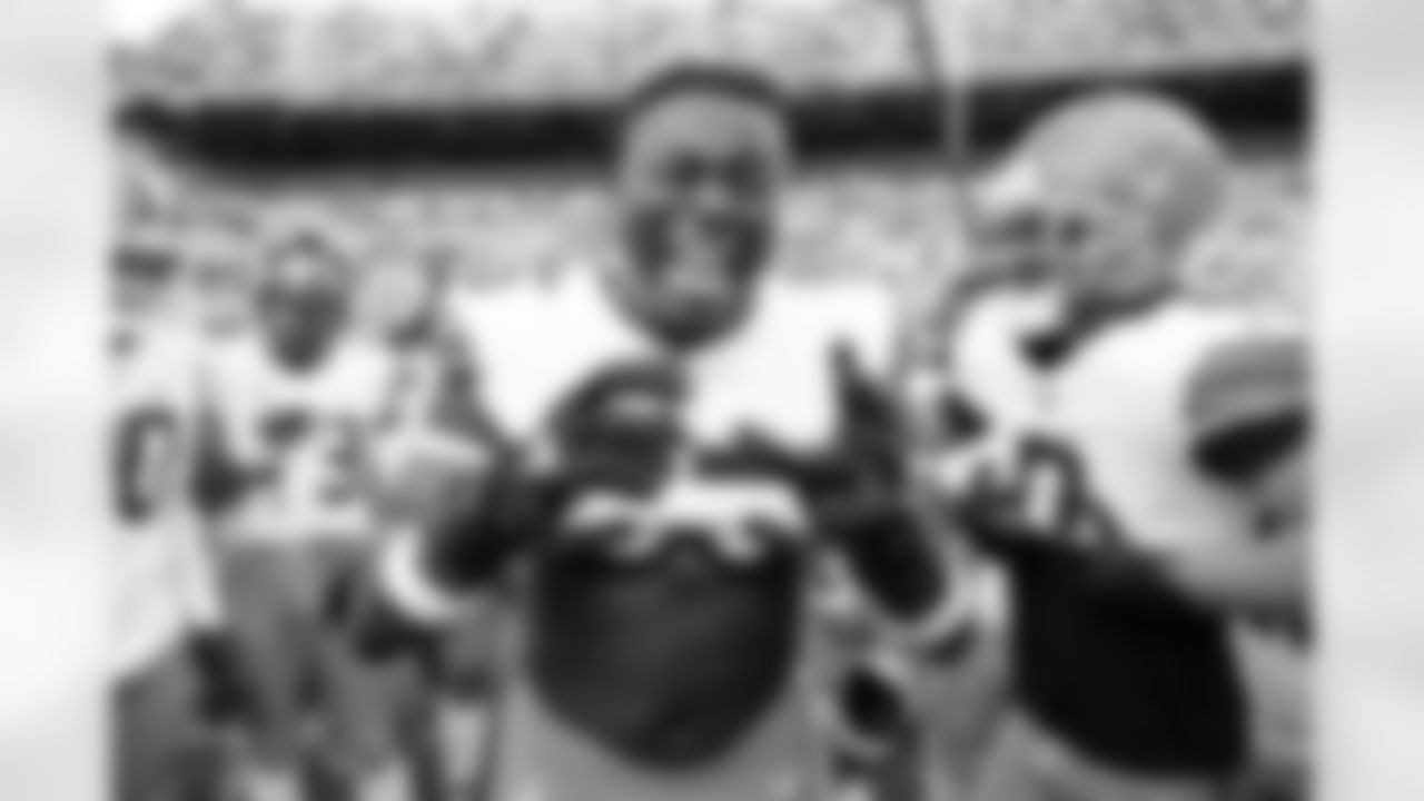 Tight end David Njoku (85) before a NFL football game between the Cleveland Browns and Pittsburgh Steelers on October 12, 2025 at Acrisure Stadium.