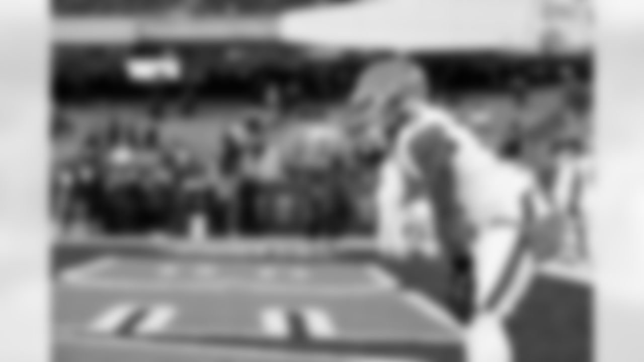 Running back Quinshon Judkins (10) before a NFL football game between the Cleveland Browns and Chicago Bears on December 14, 2025 at Soldier Field.