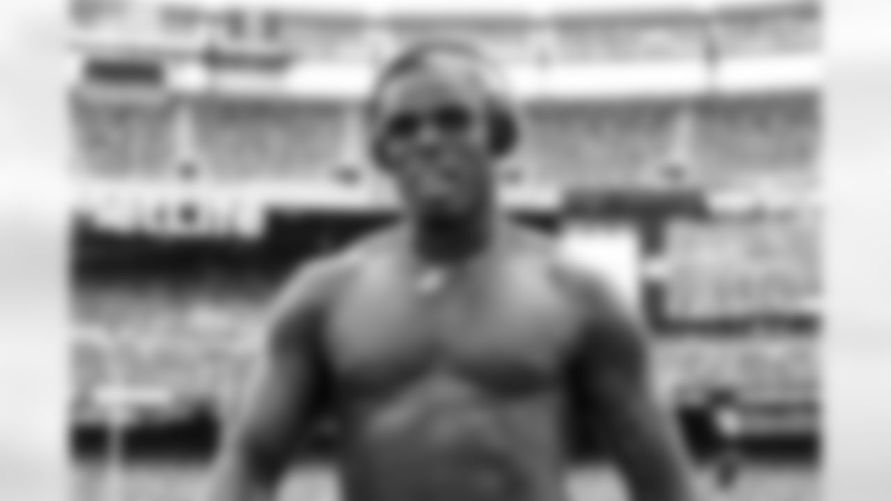 Tight end David Njoku (85) before a NFL football game between the Cleveland Browns and New York Jets on November 9, 2025 at MetLife Stadium.