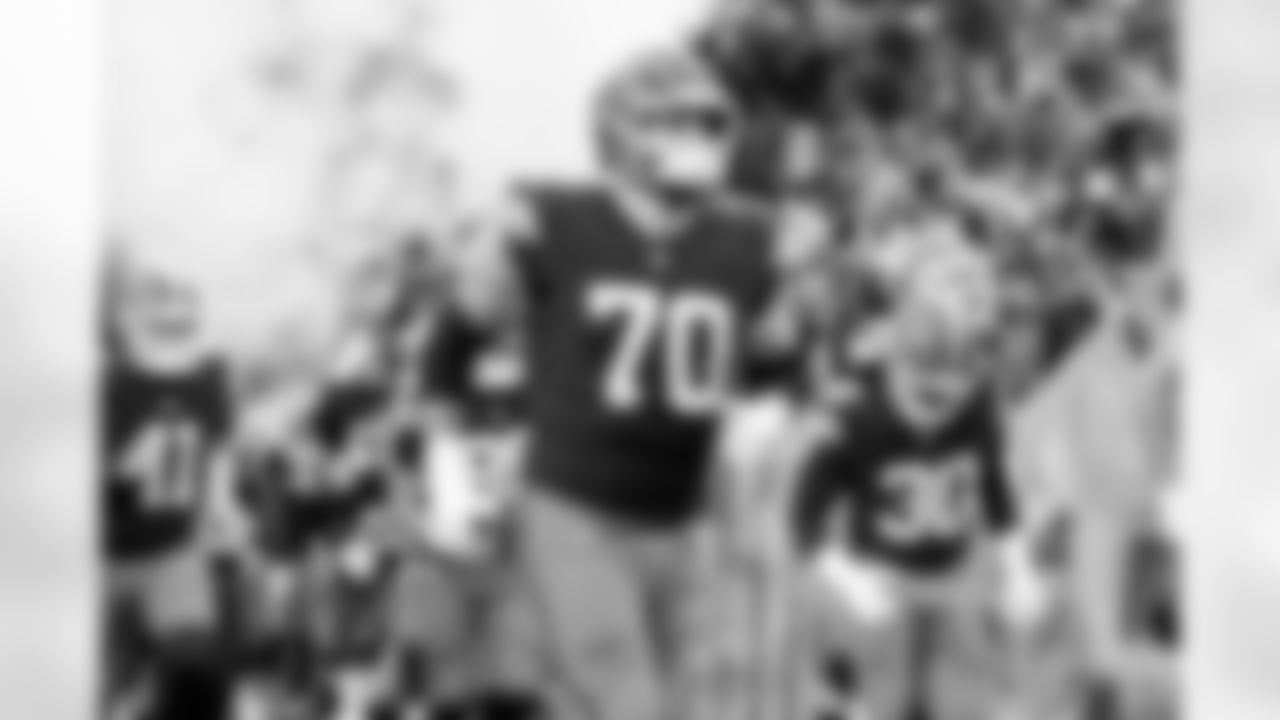 Offensive guard Zak Zinter (70)