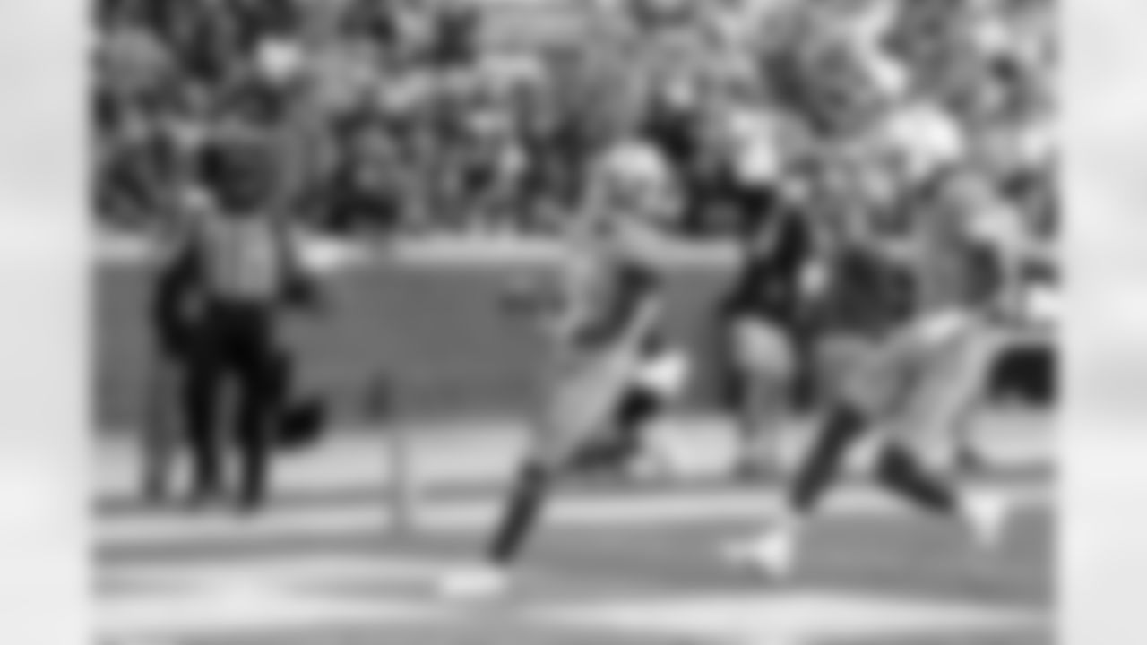 Tennessee running back Dylan Sampson (6) crosses the goal line for a touchdown with wide receiver Dont'e Thornton Jr. (1) during the second half of an NCAA college football game against UTSA Saturday, Sept. 23, 2023, in Knoxville, Tenn. (AP Photo/Wade Payne)