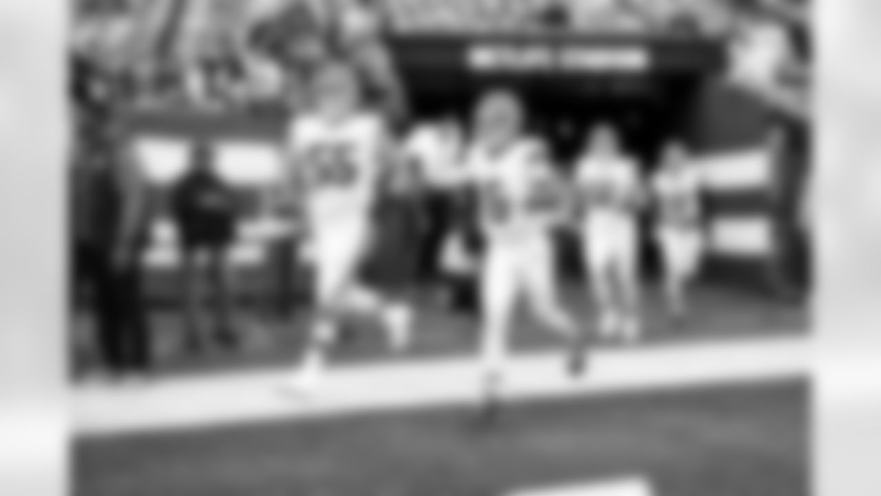 Center Ethan Pocic (55) and Quarterback Dillon Gabriel (8) before a NFL football game between the Cleveland Browns and New York Jets on November 9, 2025 at MetLife Stadium.