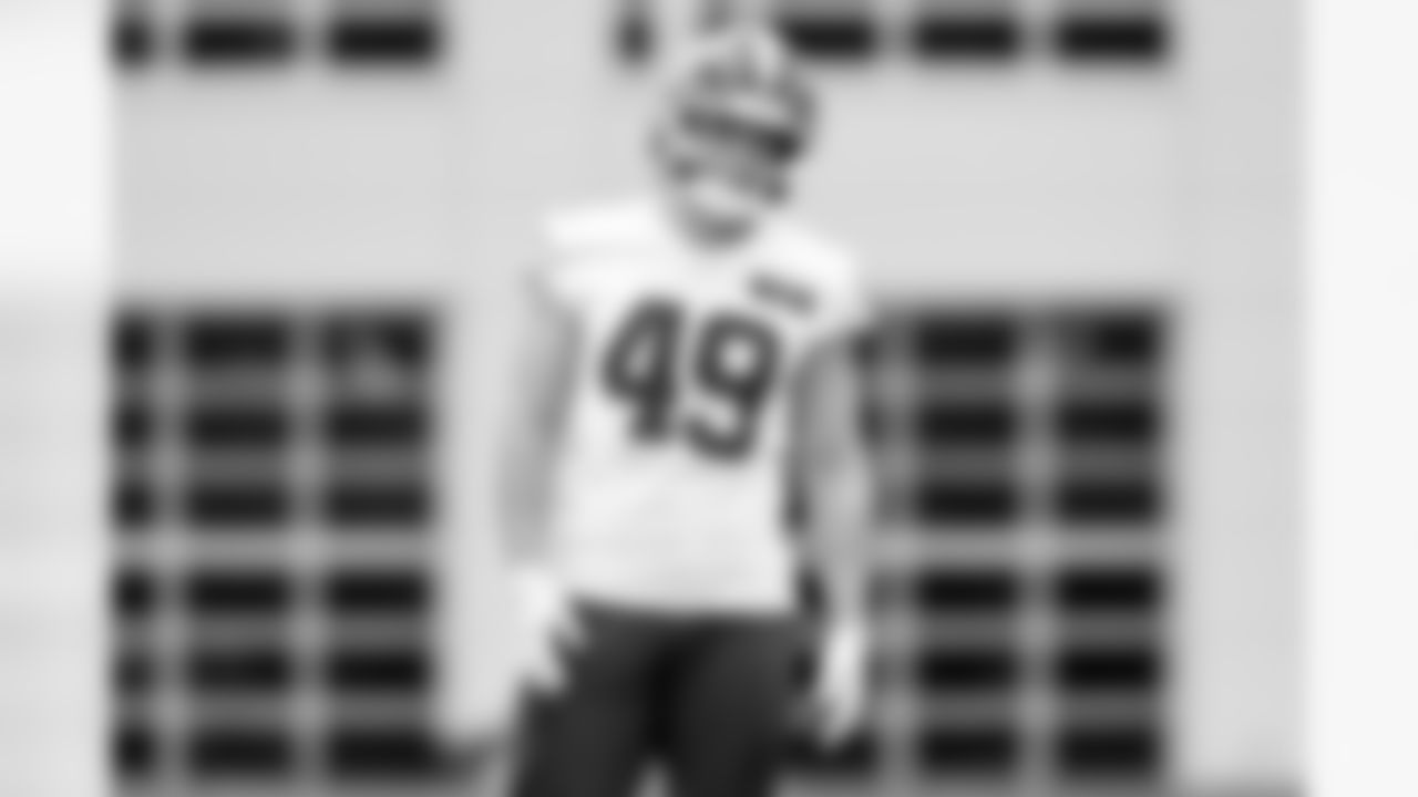 Linebacker Carson Schwesinger (49) during the second day of rookie workouts at CrossCountry Mortgage Campus on July 20, 2025.