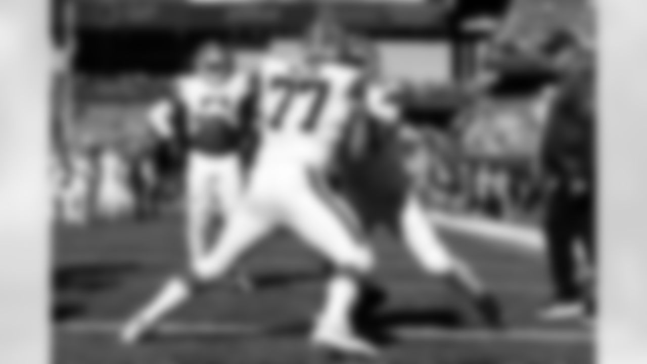 Offensive guard Wyatt Teller (77) before a NFL football game between the Cleveland Browns and New England Patriots on October 26, 2025 at Gillette Stadium.