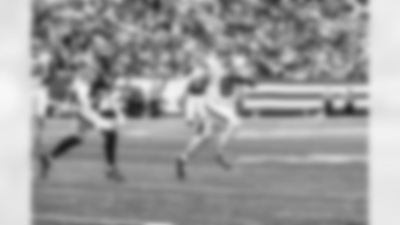 Quarterback Dillon Gabriel (8) during a NFL football game between the Cleveland Browns and New York Jets on November 9, 2025 at MetLife Stadium.