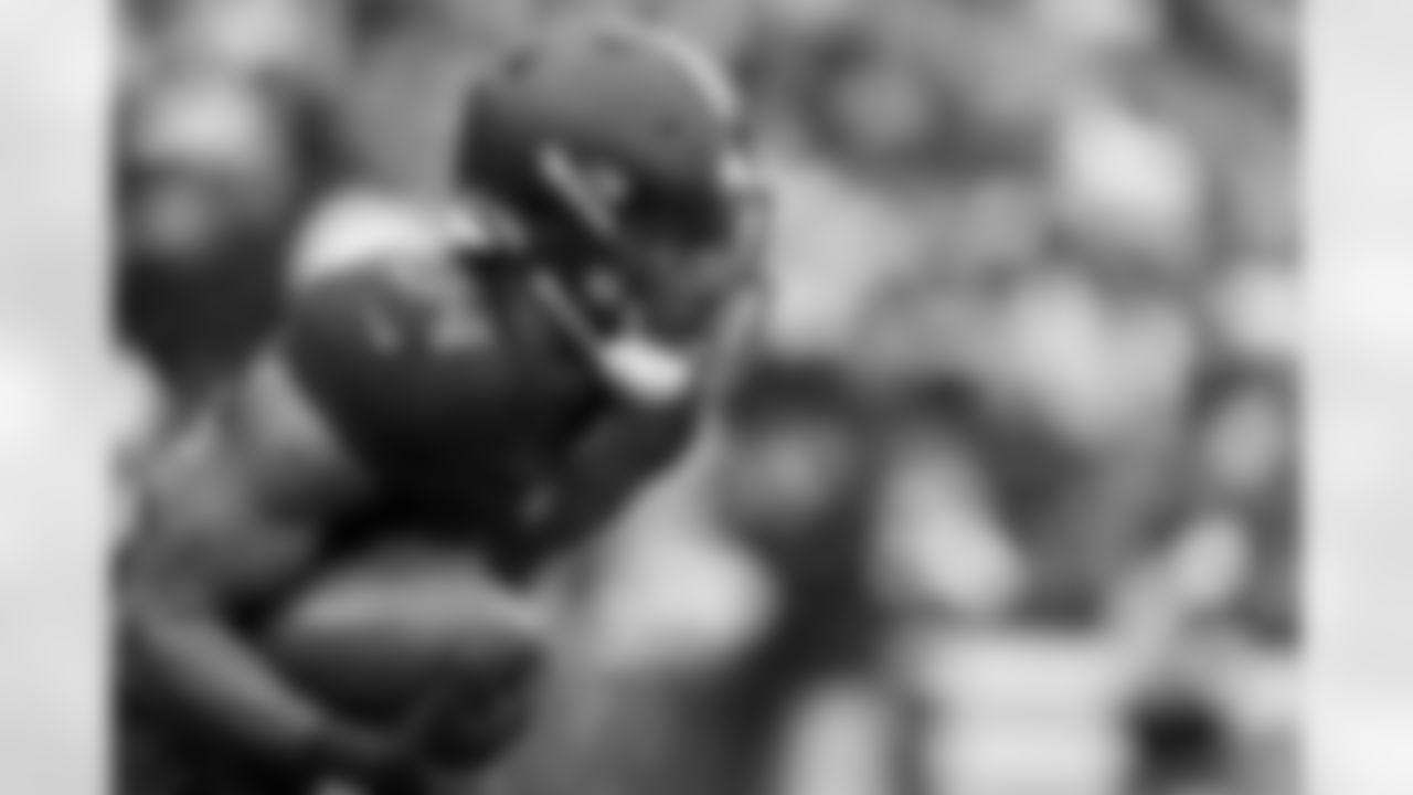 Running back Jerome Ford (34) during a NFL football game between the Tennessee Titans and Cleveland Browns on December 7, 2025 at Huntington Bank Field.