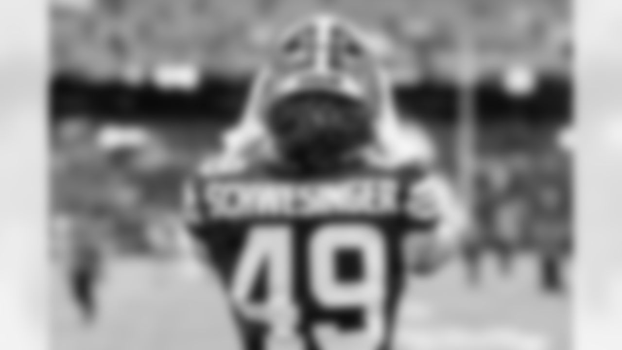 Linebacker Carson Schwesinger (49) before a NFL football game between the San Francisco 49ers and Cleveland Browns on November 30, 2025 at Huntington Bank Field. The Browns lost 8-26.