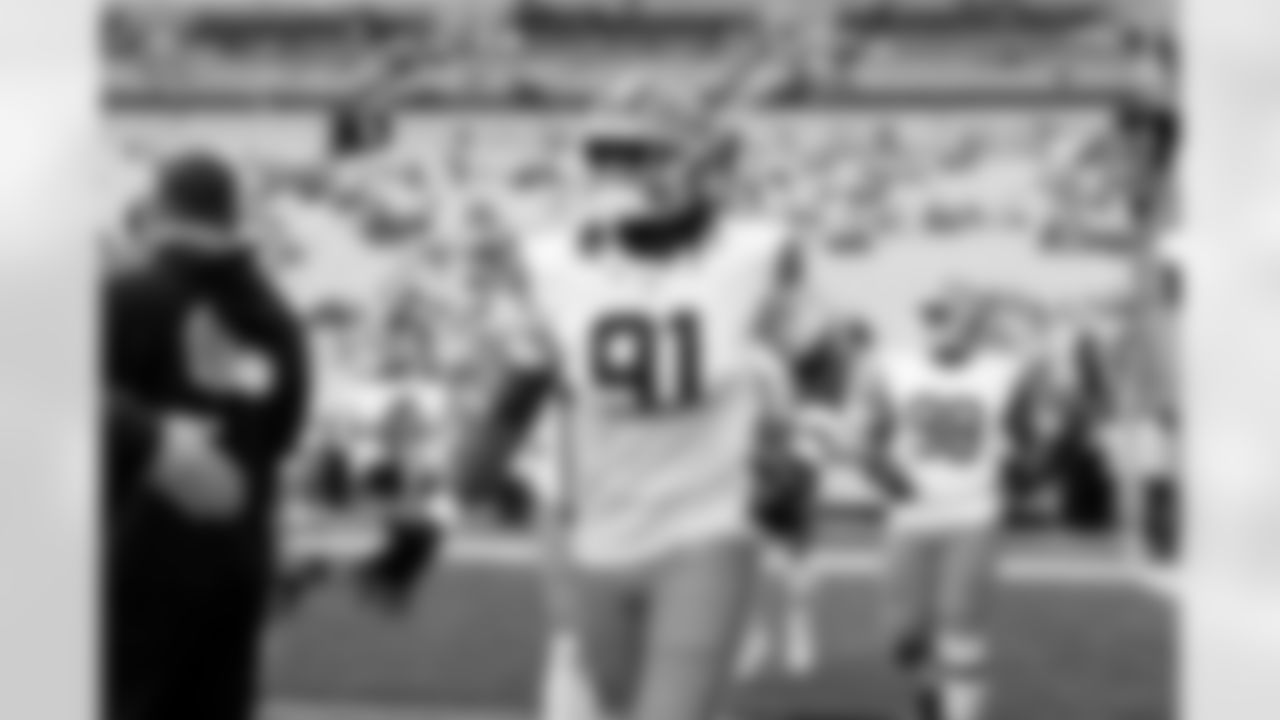 Defensive end Alex Wright (91) before a NFL football game between the Cleveland Browns and Pittsburgh Steelers on October 12, 2025 at Acrisure Stadium.