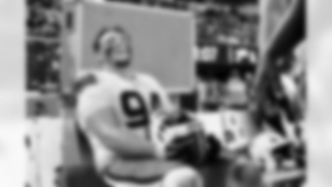 The Browns celebrate after a NFL football game between the Cleveland Browns and Las Vegas Raiders on November 23, 2025 at Allegiant Stadium.