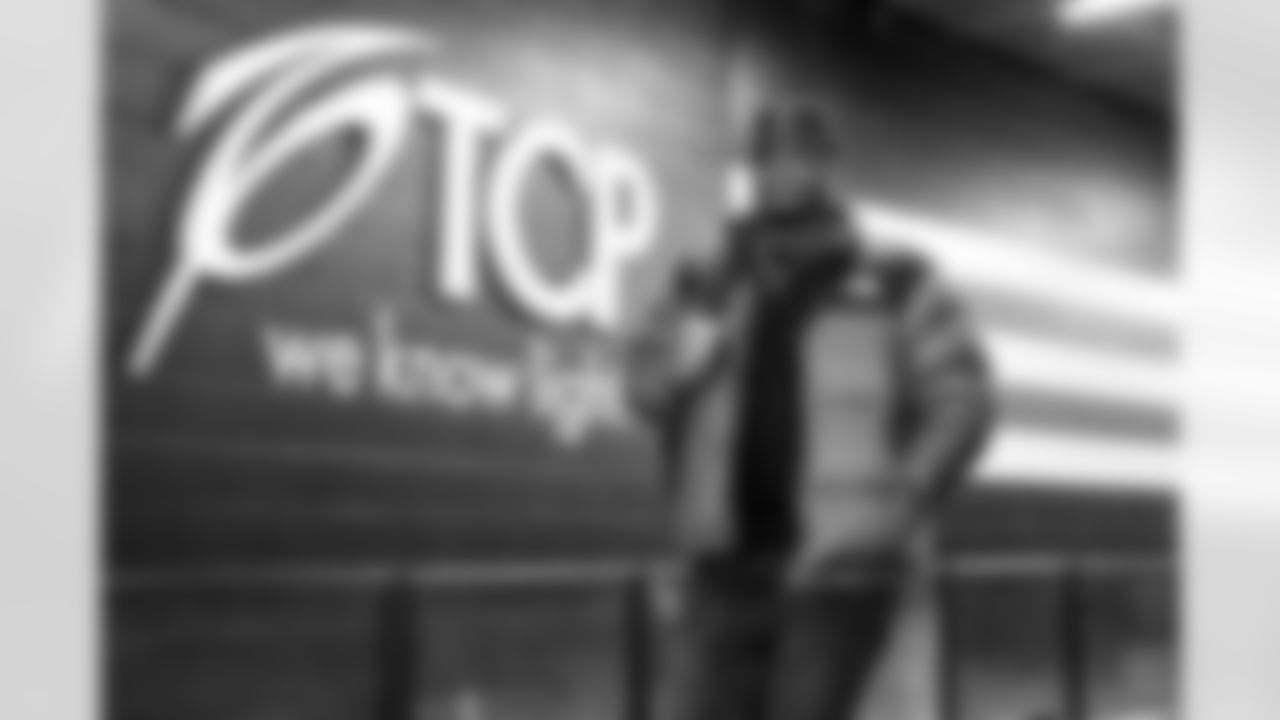 Offensive tackle Cornelius Lucas (71) before a NFL football game between the Pittsburgh Steelers and Cleveland Browns on December 28, 2025 at Huntington Bank Field.