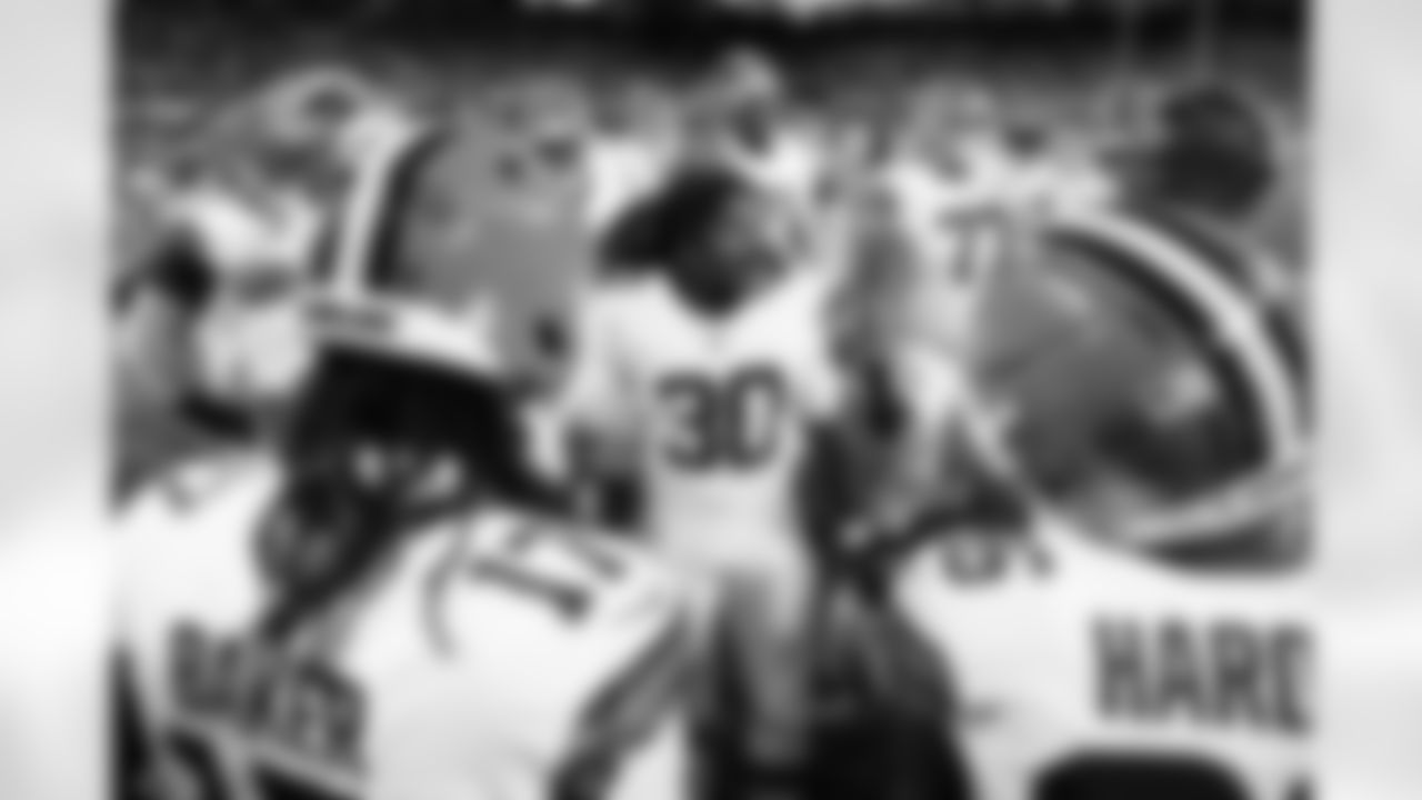 Linebacker Devin Bush (30) before a NFL football game between the Cleveland Browns and Detroit Lions on September 28, 2025 at Ford Field. The Browns lost 10-34.