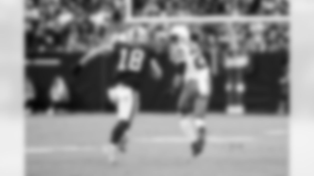 Cornerback Denzel Ward (21) during a NFL football game between the Cleveland Browns and Las Vegas Raiders on November 23, 2025 at Allegiant Stadium.