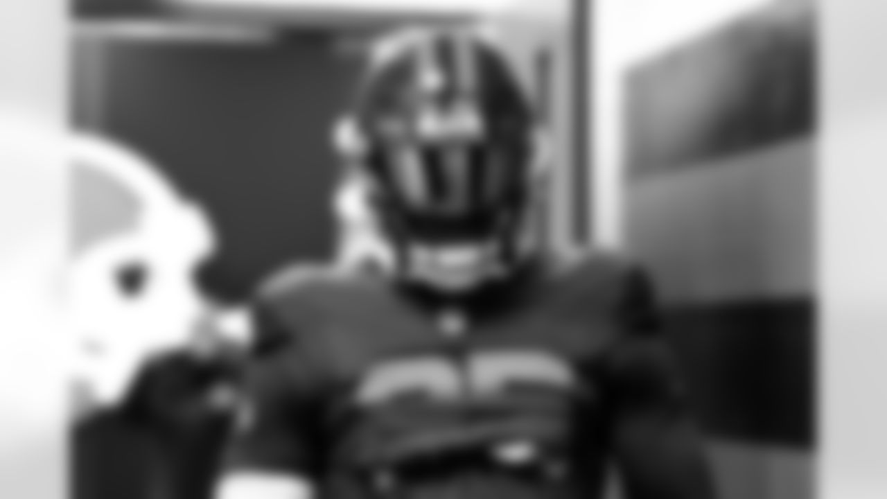 Tight end David Njoku (85) before a NFL football game between the Tennessee Titans and Cleveland Browns on December 7, 2025 at Huntington Bank Field.