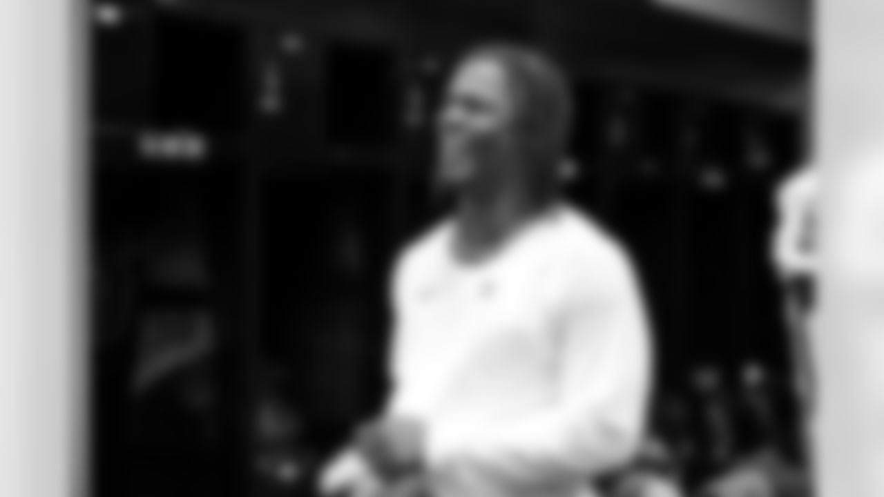 The Browns celebrate after a NFL football game between the Cleveland Browns and Las Vegas Raiders on November 23, 2025 at Allegiant Stadium.