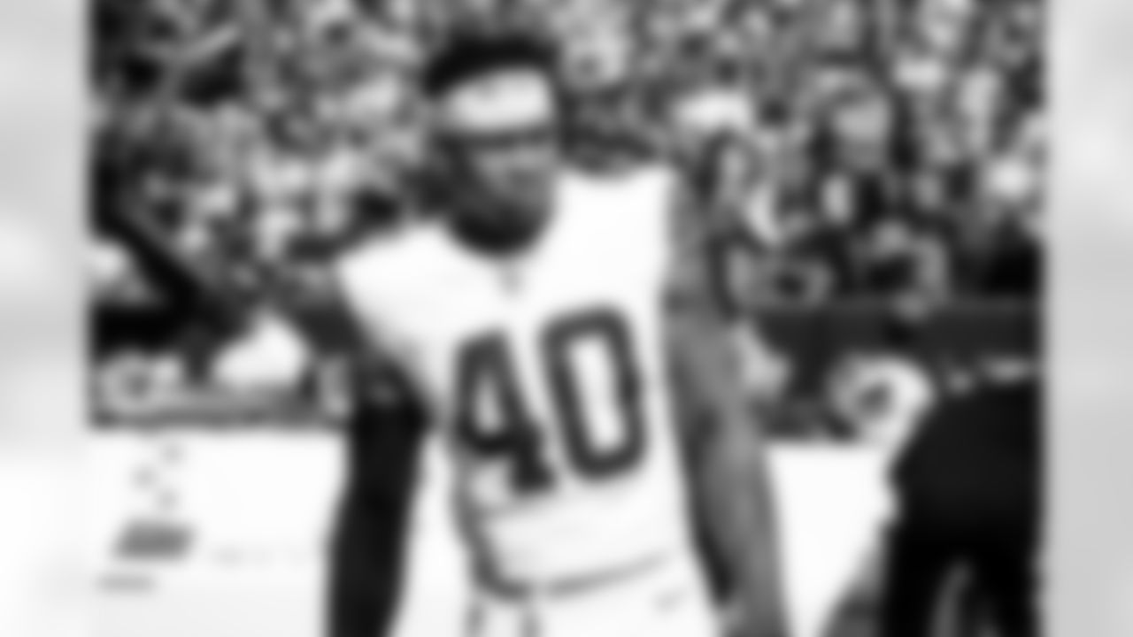 Linebacker Nathaniel Watson (40)